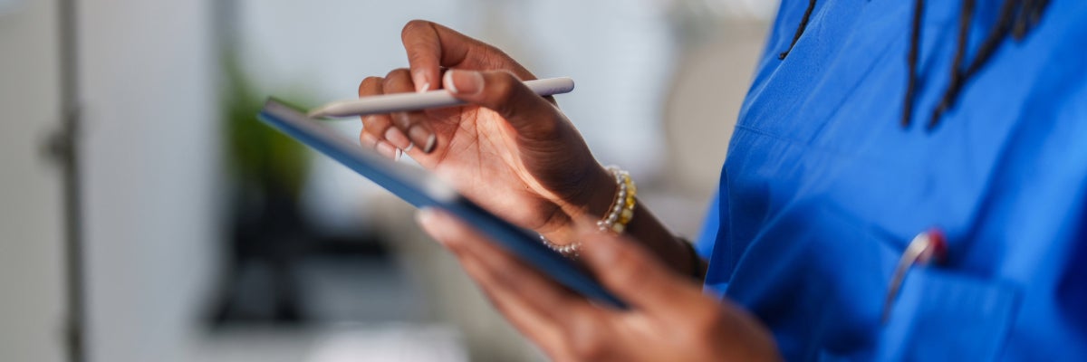 Women holding tablet with a pen in his hand. 